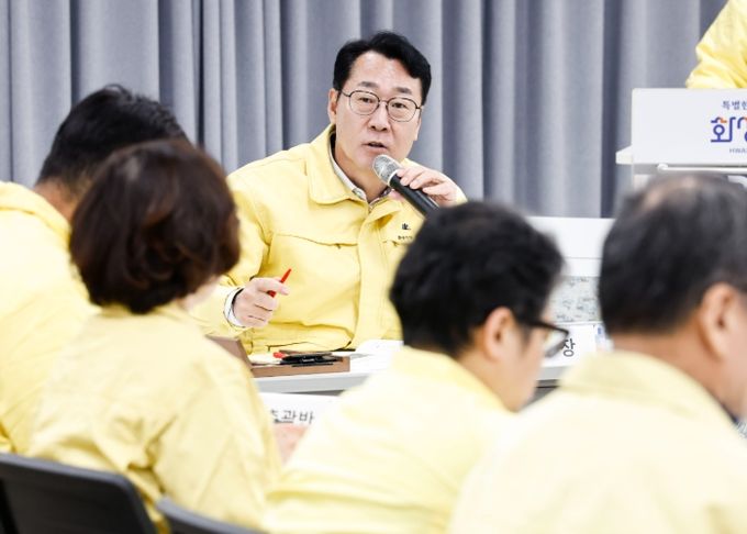 정명근 화성특례시장이 동탄숲 생태터널 관련 재난안전대책본부 회의에서 지시사항을 전달하고 있다