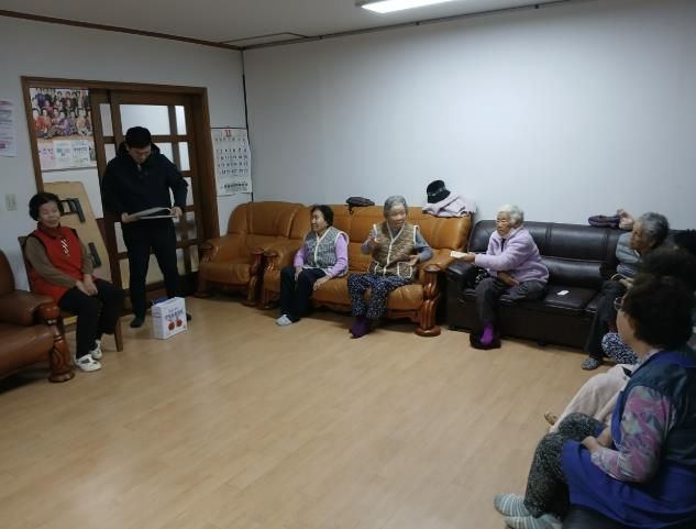 안산시 식품위생감시원이 관내 경로당 노인을 대상으로 허위·과대광고 피해 예방 순회 교육을 진행하고 있다.