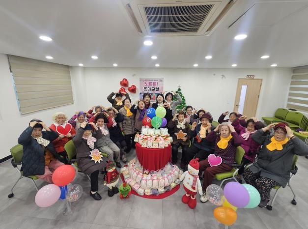 오산시 중앙동, ‘뇌튼튼 뜨개교실’ 어르신들 손뜨개 목도리 120여 개 기탁