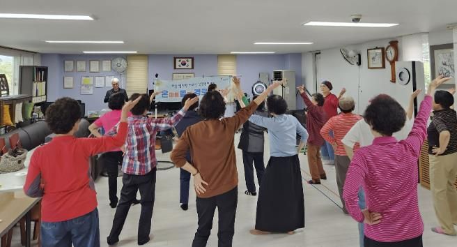 화성시동부보건소 관계자가 신영통현대2단지 온돌경로당에서 온돌경로당 프로그램을 운영하고 있다