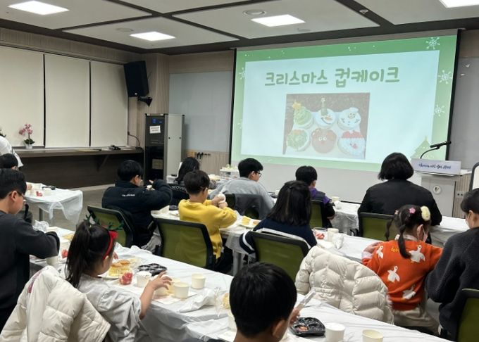 지난 23일 평생학습원에서 크리스마스 컵케이크 만들기 '원데이 클래스'를 진행하고 있다.