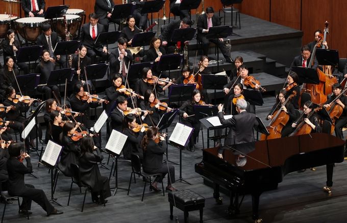금난새 지휘자가 성남시립교향악단을 지휘하고 있다.