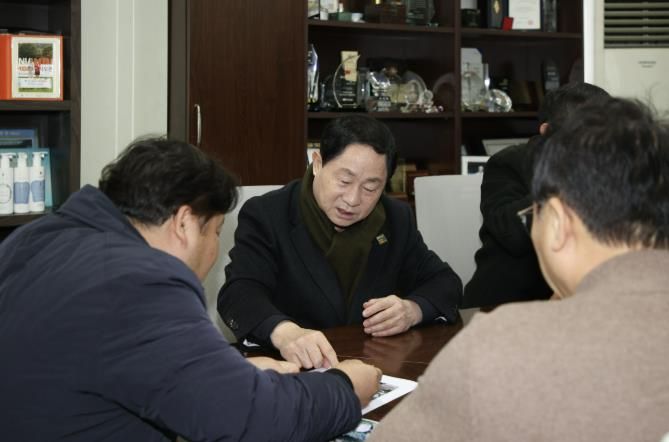 관내 기업의 애로사항을 청취 중인 주광덕 시장