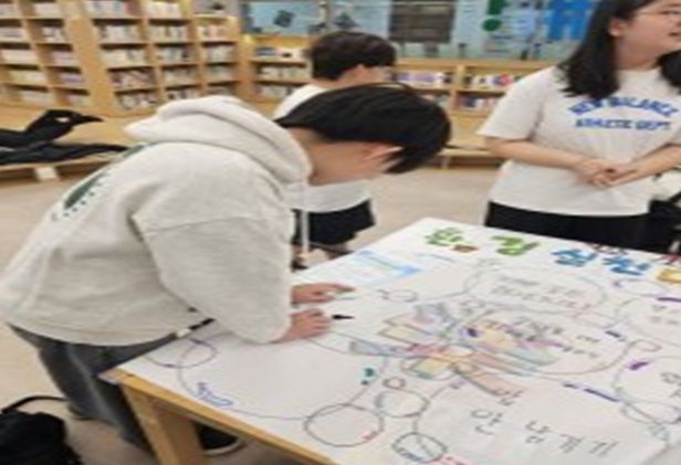 캠페인 참여 청소년이 지속가능한 센터 이용을 위한 실천 약속을 적고 있다.