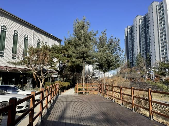 용인특례시 수지구는 풍덕천동 1153번지 일원 산책로를 정비했다