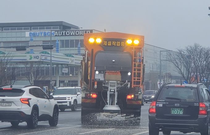 수원시가 10일 오후 제설차를 이용해 도로 제설 작업을 하고 있다.