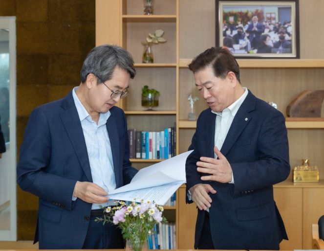 박승원 광명시장(사진 오른쪽)이 13일 오후 광명시청 시장실에서 ‘경기 민생경제 현장투어(달달버스)’ 일정으로 광명시를 방문한 김동연 경기도지사(사진 왼쪽)에게 광명시 주요 현안에 대해 설명하며 경기도의 지원을 요청하고 있다.