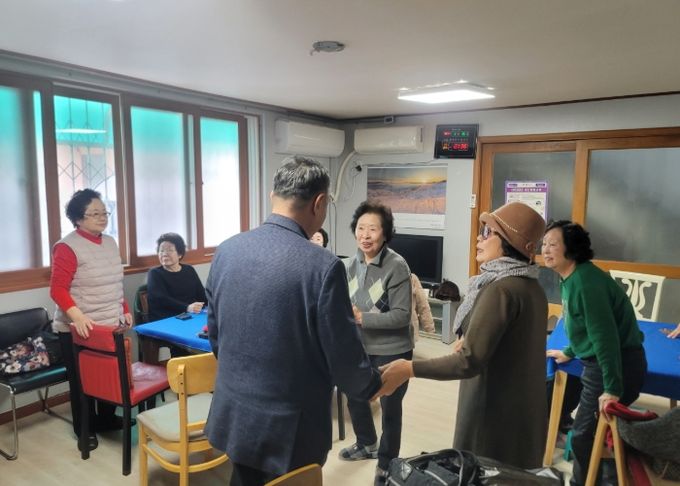 고양시 관산동 동장, 새해맞이 경로당 순회 방문 실시