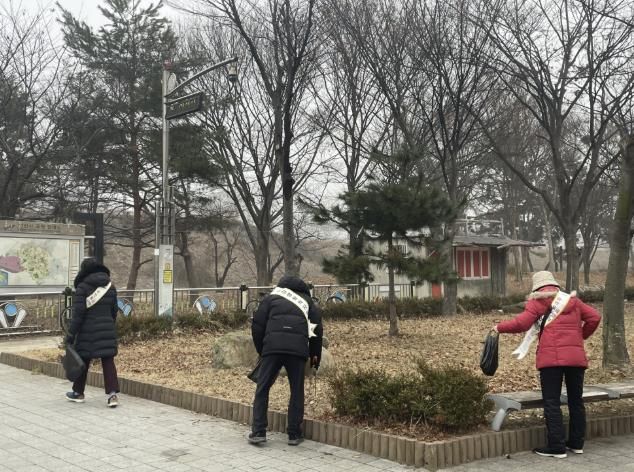 상록시니어클럽 회원들이 담배꽁초를 줍는 플로깅 활동을 하고 있다.