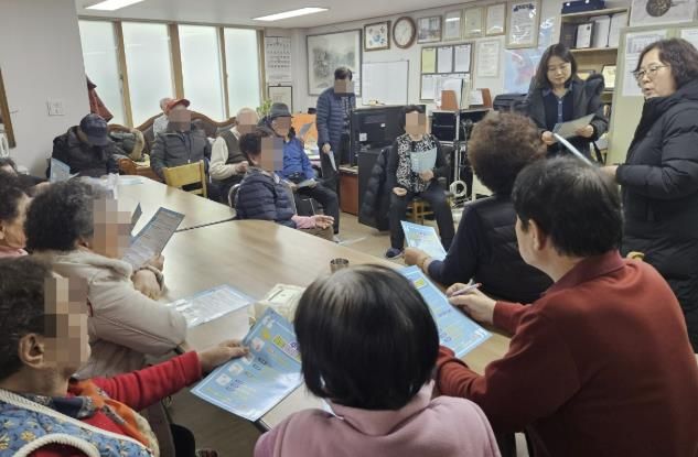 수원시 장안구 송죽동, 경로당 찾아 '수원 새빛 생활비 패키지' 홍보