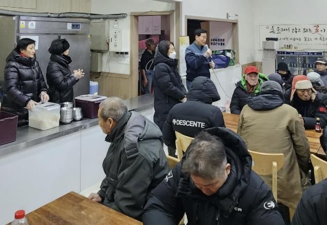 사통팔달협의회, 수원역 노숙인 대상 '사랑의 무료급식' 봉사 펼쳐