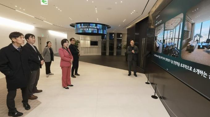 2025년 11월 신계용 과천시장과 시 관계자들이 LG에너지솔루션 본사를 방문해 회사 소개를 듣고 있다.