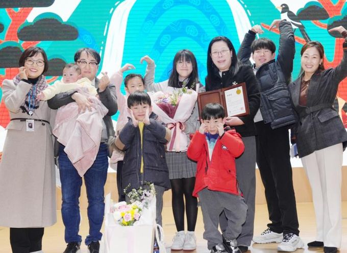 이혜련씨(오른쪽 3번째)과 가족들, 김은주 수원시 여성가족국장(오른쪽 끝), 석은숙 가족정책과장(왼쪽) 등이 기념촬영을 하고 있다.