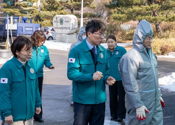 거점소독시설 운영현황과 소독기 작동상태를 확인하고 있다.