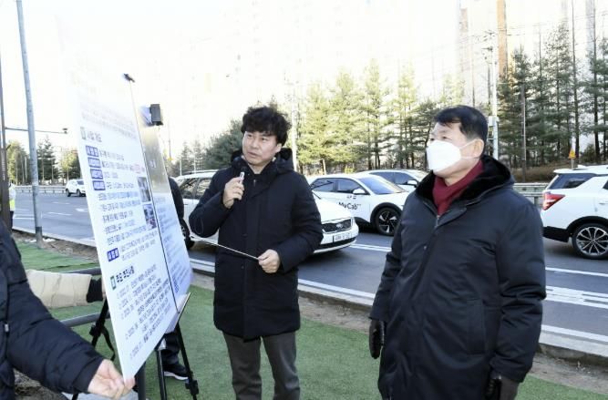 동구릉 역사거리 조성 사업 추진 현황을 보고 받고 있는 백경현 구리시장