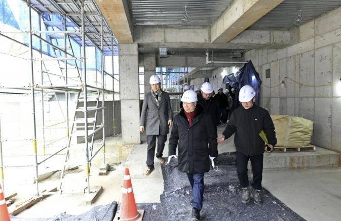 교문1동 행정복지센터 건립 공사 현장을 꼼꼼히 살펴보는 백경현 구리시장
