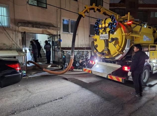 하수도 민원 발생 현장에 출동해 복구 작업 중인 비상 대응반