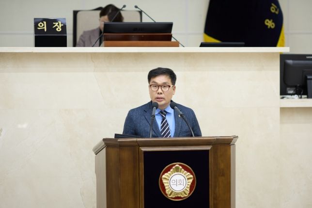 용인특례시의회 임현수 의원이 11일 열린 제300회 임시회 제2차 본회의에서 시정질문을 하고 있다.