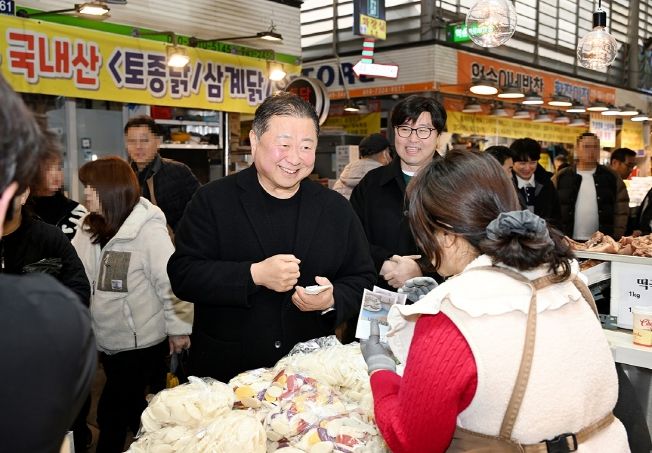 김경일 파주시장, 설 앞둔 전통시장에서 명절 장보기