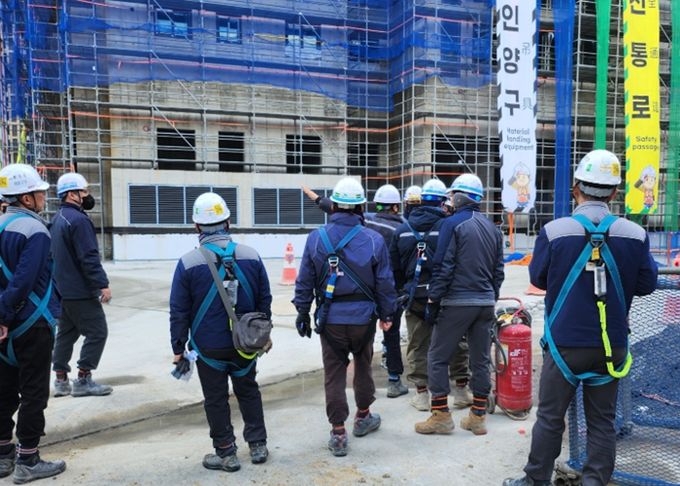 합동안전점검반이 관내 대규모 건축공사현장에서 안전점검을 하고 있다.