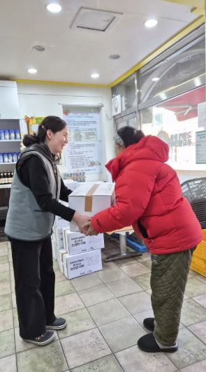 친환경 농산물 꾸러미 전달