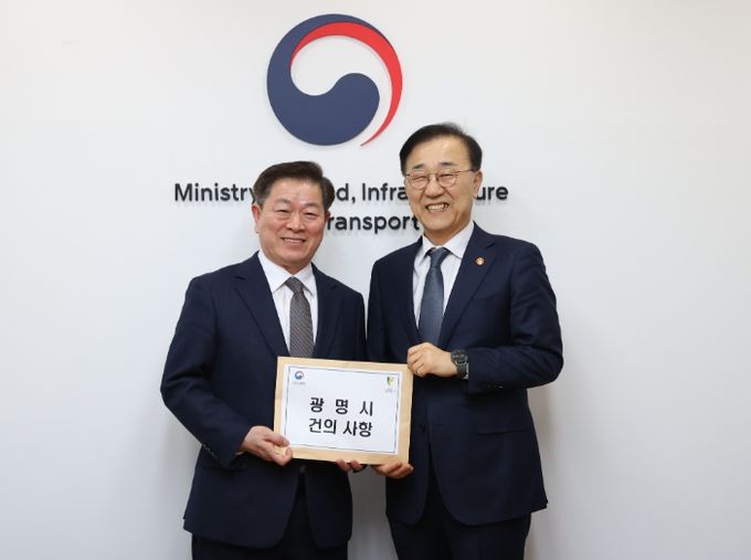 박승원 광명시장(사진 왼쪽)이 3일 오후 서울 정동 국토발전전시관 내 장관 집무실에서 김윤덕 국토교통부 장관(사진 오른쪽)을 만나 월곶판교선 학온역 일반 열차 정차 등 광명시 지역 현안이 담긴 건의 사항을 전달하고 기념사진을 촬영하고 있다.