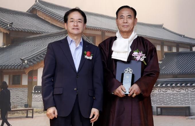 이봉운 고양문화원장 취임 기념촬영_이동환 고양시장(왼쪽), 이봉운 고양문화원장(오른쪽)