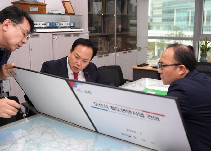 2024.2. 국토부 철도국장과 면담하는 모습