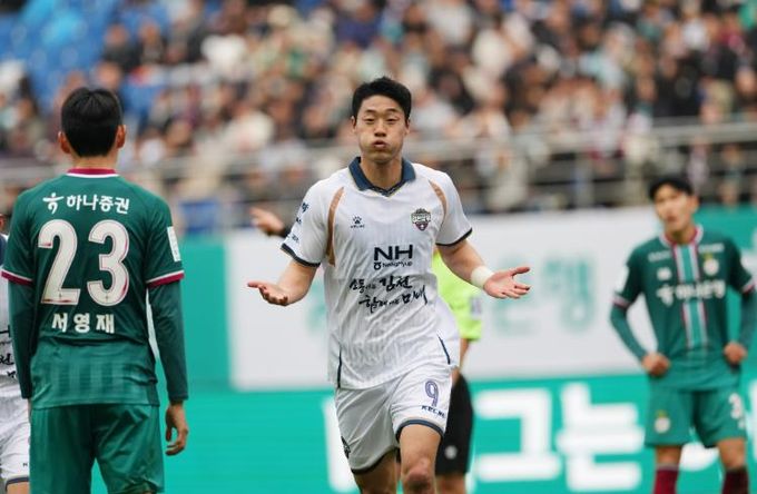 3월 14일 대전 원정경기에서 김천상무 이건희가 득점 후 세리모니를 하고 있다