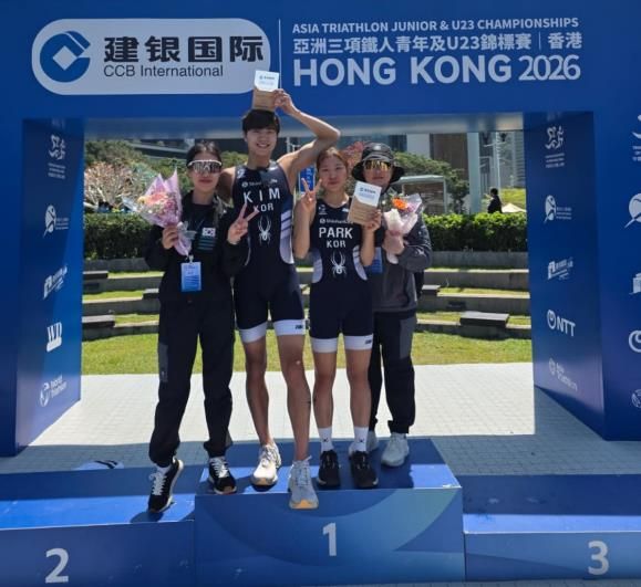 2026 홍콩 아시아 트라이애슬론 선수권대회 U-23 남자부에서 은메달을 획득한 김태기 선수(가운데)가 한국 선수 및 관계자들과 포디움에 올라 기뻐하고 있다.