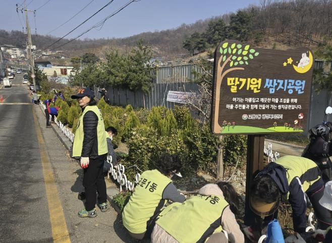 구리시 교문1동, 주민과 함께 봄꽃 식재… 꽃길 조성