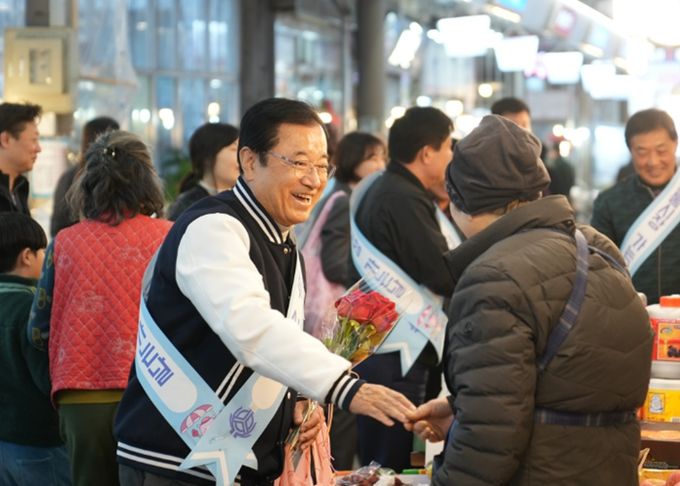 20일 오후 ‘3월 전통시장 가는 날’을 맞이하여 이현재 시장이 장바구니를 들고 과일을 구입하며 상인과 인사를 나누고 있다.