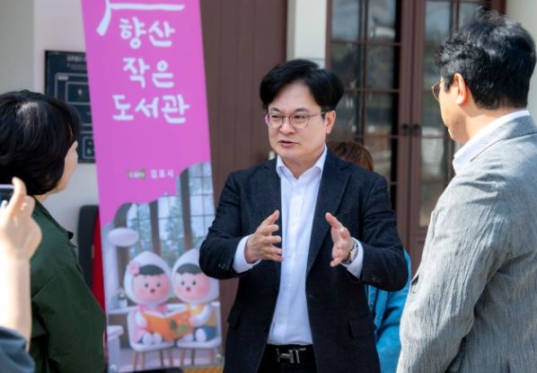 김병수 김포시장이 향산작은도서관을 방문해 현장 점검했다.