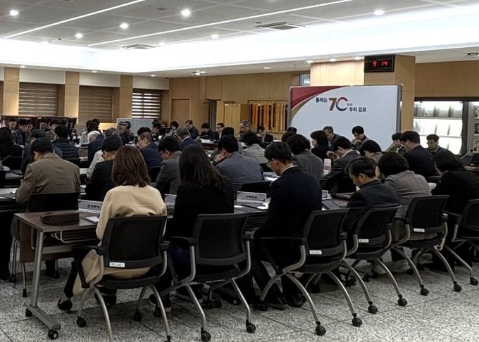 김포시는 3월 30일 시청 본관 3층 대회의실에서 시장 주재로 확대간부회의를 개최하고 주요 현안 및 정책 추진 방향을 점검했다.