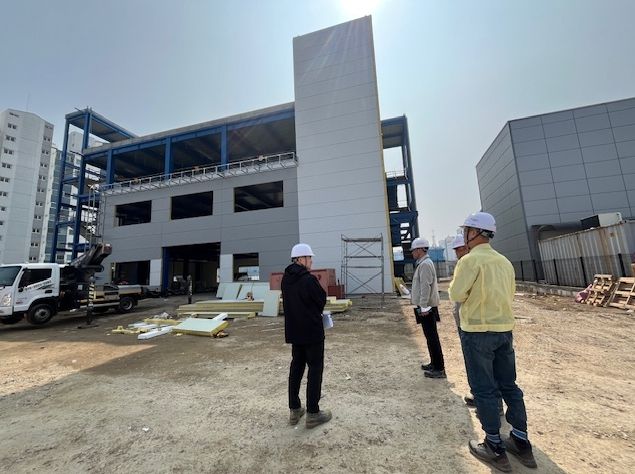 김현갑 화성특례시 효행구 도시건축과장이 관내 소규모 건축공사 현장을 방문해 공사 진행 상황과 안전관리 실태를 점검하고 있다.