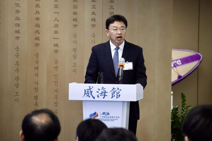 인천송도 웨이하이관에서 열린 ‘국제 웰리스 관광시험구 홍보설명회및 건강식품 교류회’에 참석한 중국 웨이하이시 경제기술개발구 상무국 유증파 국장이 인사말을 하고있다.