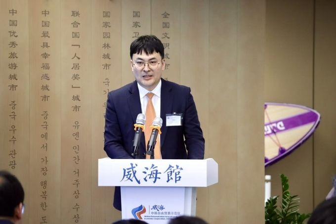 웨이하이시 정부 주한 경제무역대표처 상법술 수석대표가 국제 웰리스 관광시험구 홍보설명회에서 인사말을 하고 있다.