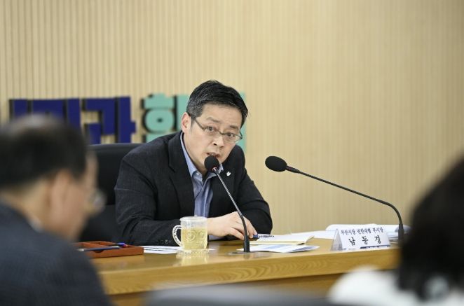 남동경 권한대행은 4월 2일 전환 첫날 긴급 간부회의를 열었다.