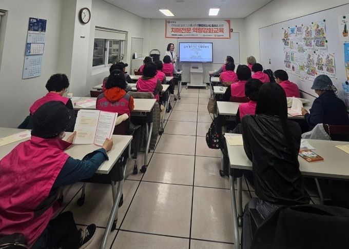 4월 10일 구리시 보건소 4층 치매안심센터 교육실에서 사랑나누미 회원들이 치매 교육을 받고있다.