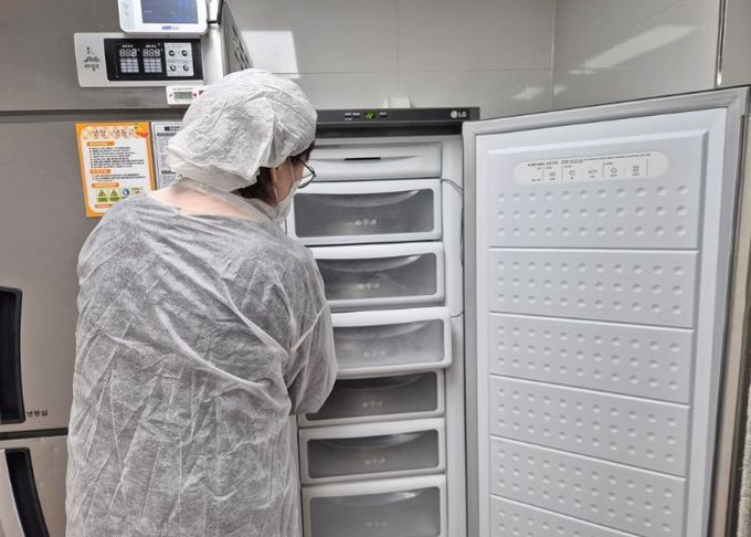 관내 집단급식소를 대상으로 식중독 점검을 진행하고 있다.